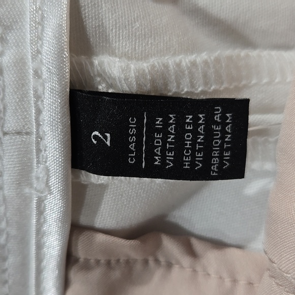 WHITE HOUSE BLACK MARKET SAILOR BUTTON TRIM WHITE SHORTS RESORT VACATION NWT 2 - Picture 8 of 13